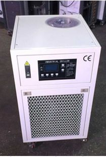 小型冷水機常用輔助配件詳解與其技術(shù)核心——以深圳市龍新制冷設(shè)備為例